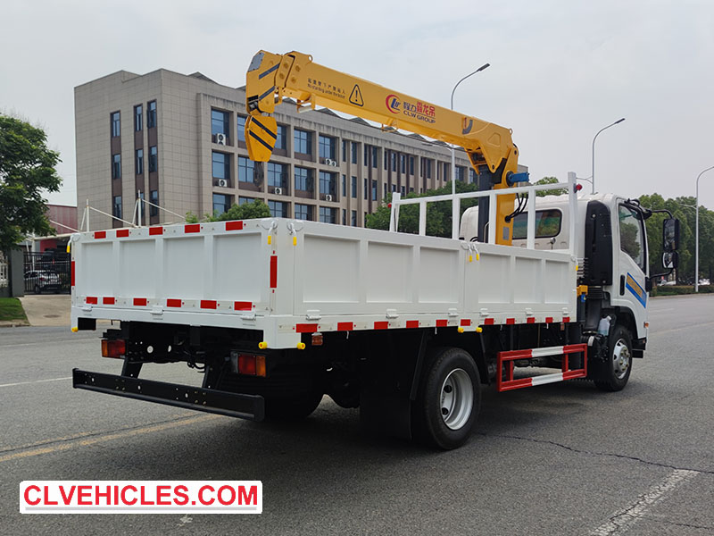 ISUZU 700P truck with crane