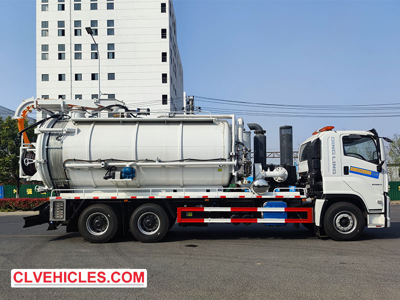 ISUZU GIGA Vacuum tanker truck
