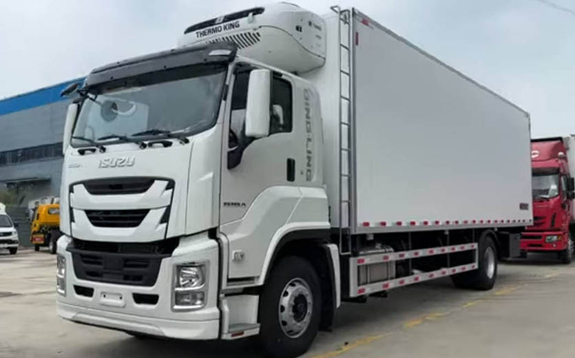 Рефрижераторный грузовик ISUZU GIGA грузоподъемностью 10 тонн, оснащенный независимым холодильным оборудованием Thermo King.
